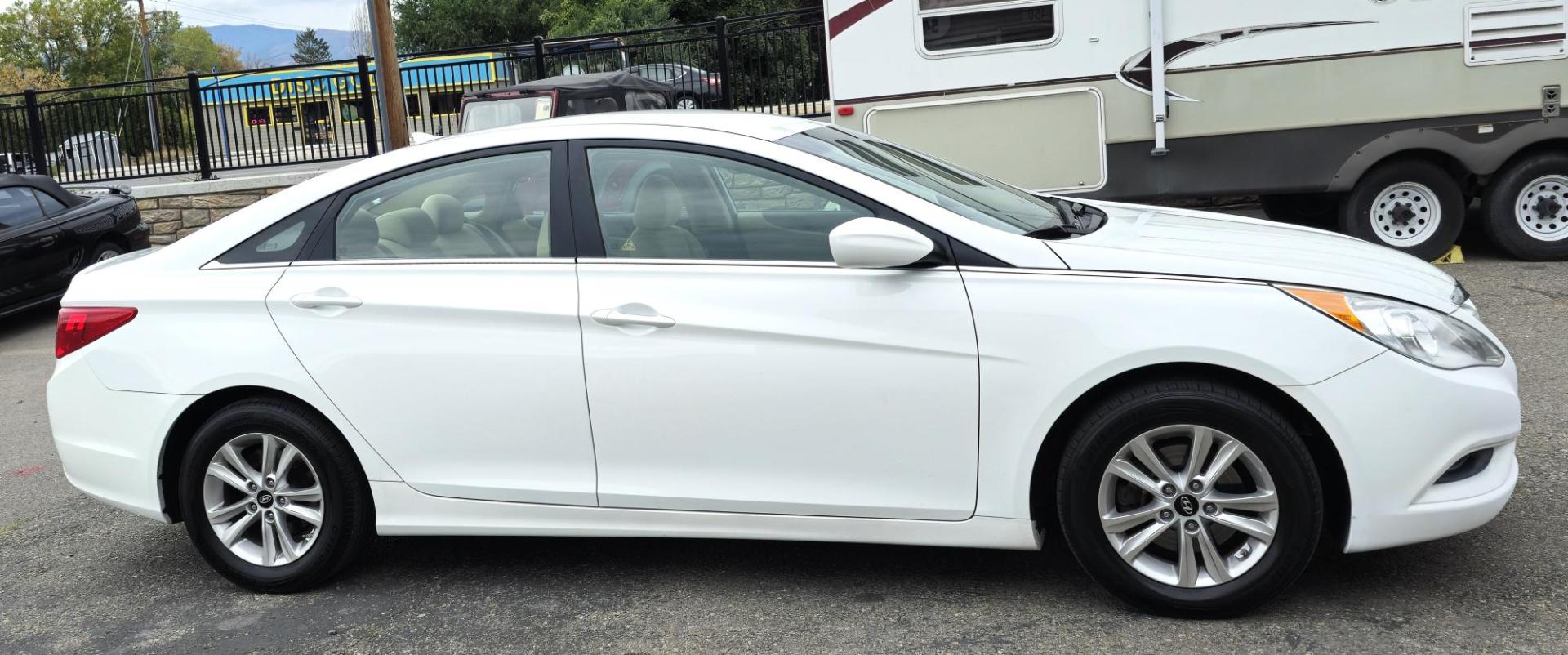 2012 White /Tan Hyundai Sonata GLS Manual (5NPEB4AC7CH) with an 2.4L L4 DOHC 16V engine, 6-Speed Manual transmission, located at 450 N Russell, Missoula, MT, 59801, (406) 543-6600, 46.874496, -114.017433 - Great Running Sedan in very good condition. One Owner. Clean Carfax. 2.4L I4 Engine. Automatic Transmission. Air. Cruise. Tilt. Power Windows and Locks. AM FM XM CD Player. Bluetooth. - Photo#3