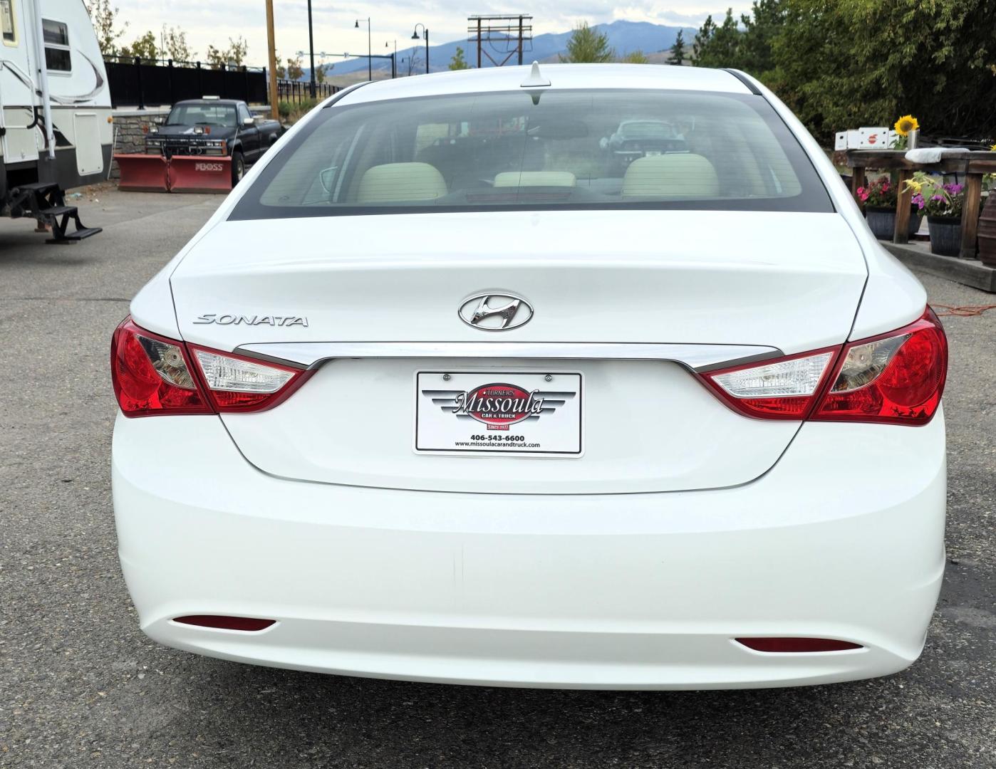 2012 White /Tan Hyundai Sonata GLS Manual (5NPEB4AC7CH) with an 2.4L L4 DOHC 16V engine, 6-Speed Manual transmission, located at 450 N Russell, Missoula, MT, 59801, (406) 543-6600, 46.874496, -114.017433 - Great Running Sedan in very good condition. One Owner. Clean Carfax. 2.4L I4 Engine. Automatic Transmission. Air. Cruise. Tilt. Power Windows and Locks. AM FM XM CD Player. Bluetooth. - Photo#5