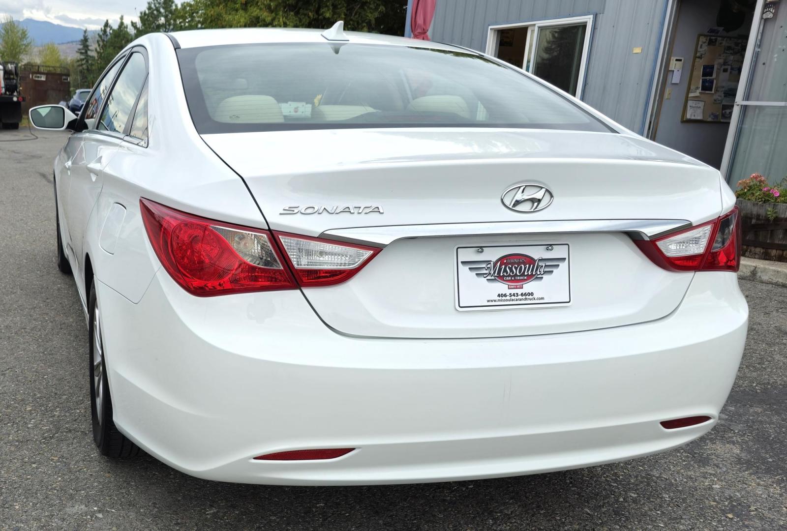 2012 White /Tan Hyundai Sonata GLS Manual (5NPEB4AC7CH) with an 2.4L L4 DOHC 16V engine, 6-Speed Manual transmission, located at 450 N Russell, Missoula, MT, 59801, (406) 543-6600, 46.874496, -114.017433 - Great Running Sedan in very good condition. One Owner. Clean Carfax. 2.4L I4 Engine. Automatic Transmission. Air. Cruise. Tilt. Power Windows and Locks. AM FM XM CD Player. Bluetooth. - Photo#8