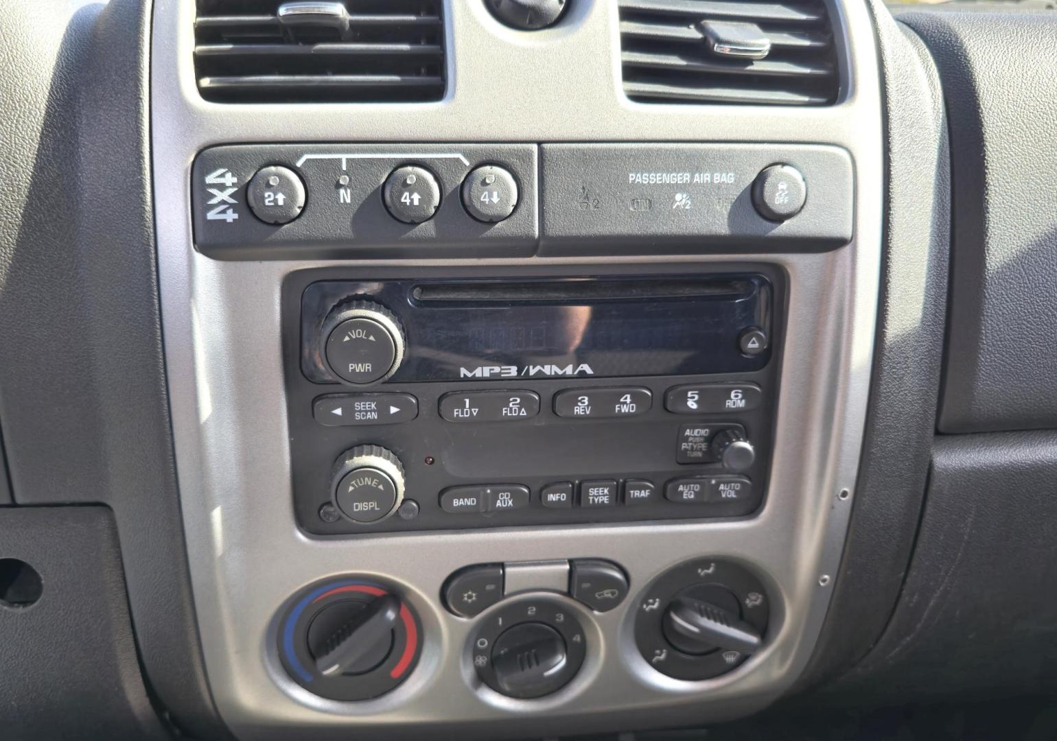 2012 White /Black Chevrolet Colorado Work Truck Ext. Cab 4WD (1GCJTBF95C8) with an 2.9L L4 DOHC 16V engine, Automatic transmission, located at 450 N Russell, Missoula, MT, 59801, (406) 543-6600, 46.874496, -114.017433 - Photo#16