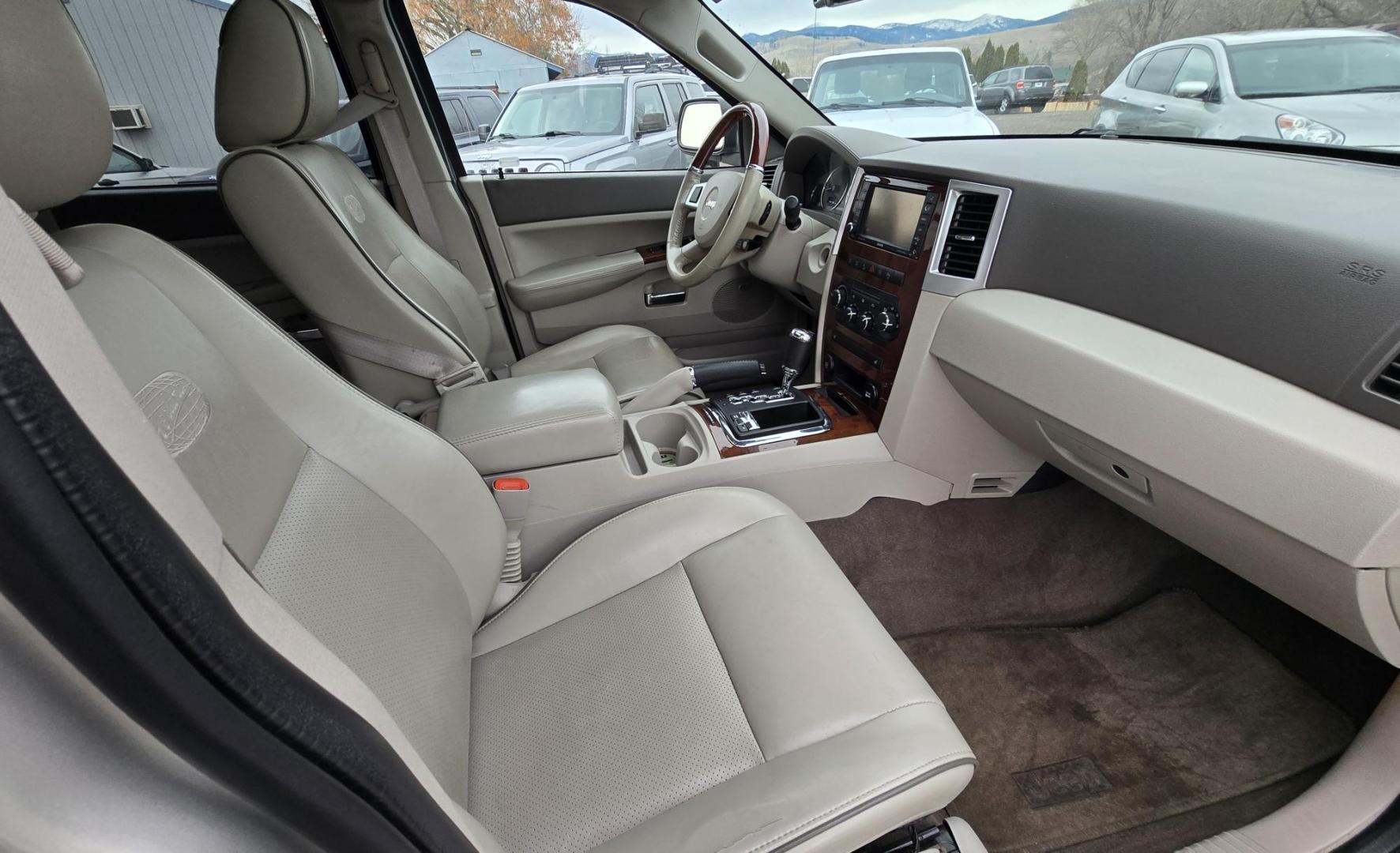 2009 Silver /White Jeep Grand Cherokee Overland 4WD (1J8HR68T49C) with an 5.7L V8 OHV 16V engine, 5-Speed Automatic transmission, located at 450 N Russell, Missoula, MT, 59801, (406) 543-6600, 46.874496, -114.017433 - Incredibly Nice Jeep Grand Cherokee Overland Edition 4WD SUV. 5.7 Hemi Engine. Leather Heated Front and Rear Seats. Power Seats. Navigation. Bluetooth. AM FM CD SAT. Power Sunroof. Power Windows and Locks. Remote Start. Towing. - Photo#10