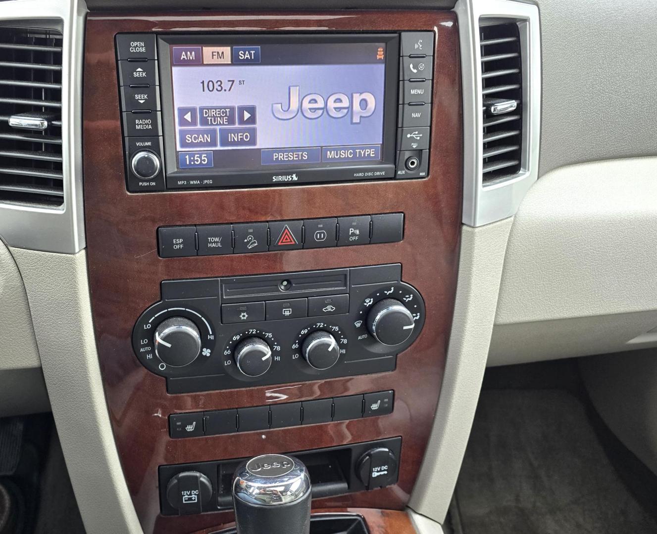 2009 Silver /White Jeep Grand Cherokee Overland 4WD (1J8HR68T49C) with an 5.7L V8 OHV 16V engine, 5-Speed Automatic transmission, located at 450 N Russell, Missoula, MT, 59801, (406) 543-6600, 46.874496, -114.017433 - Incredibly Nice Jeep Grand Cherokee Overland Edition 4WD SUV. 5.7 Hemi Engine. Leather Heated Front and Rear Seats. Power Seats. Navigation. Bluetooth. AM FM CD SAT. Power Sunroof. Power Windows and Locks. Remote Start. Towing. - Photo#17